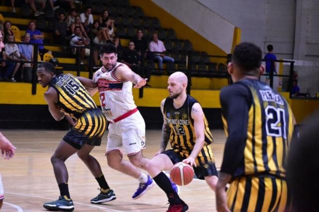 En un duelo muy parejo, Comu golpe� primero