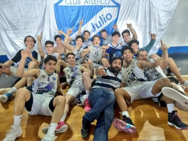 Petrolero y Mendoza de Regatas con boleto en mano en U15